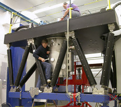 Einbautest des Kryostaten an der optischen Bank des Instruments L<span class="mpia-Kap">INC</span>-N<span class="mpia-Kap">IRVANA, das am MPIA auf seinen Einsatz am Large Binocular Telescope vorbereitet wird</span>