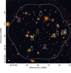Abbildung 2: Hubble Ultra Deep Field mit Markierungen an den Orten der zehn mit Millimeterstrahlung nachgewiesenen Galaxien. (An einem der markierten Orte, C2, stehen zwei Galaxien hintereinander.)