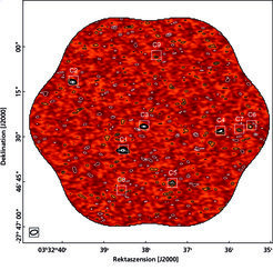 Abbildung 3: Signal-zu-Rauschen-Karte der ALMA-Abbildung des betrachteten Ausschnitts aus dem Hubble Ultra Deep Field bei 1,2 Millimetern. Schwarze und weiße Konturen zeigen positive und negative Helligkeitswerte. (Negative Werte sind ein Artefakt des Messprinzips von ALMA, das Strahlungsflüsse auf großen Skalen nicht nachweisen kann.) Konturen entsprechen einer Helligkeit von 12,7 μJy pro Antennenstrahl malgenommen mit ±2, 3, 4, 5, 8, 12, 20 bzw. 40. Die Kästchen zeigen die Positionen der nachgewiesenen Quellen. C2 enthält zwei der Galaxien, die im Text erwähnt werden.