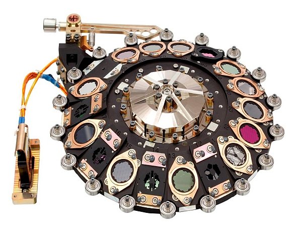 Filterrad, das am MPIA für das Weltraumteleskop James Webb entwickelt wurde. Das Rad hat einen Durchmesser von 30 Zentimeter und ermöglicht es, dem MIRI-Instrument verschiedene Filter vorzuschalten.