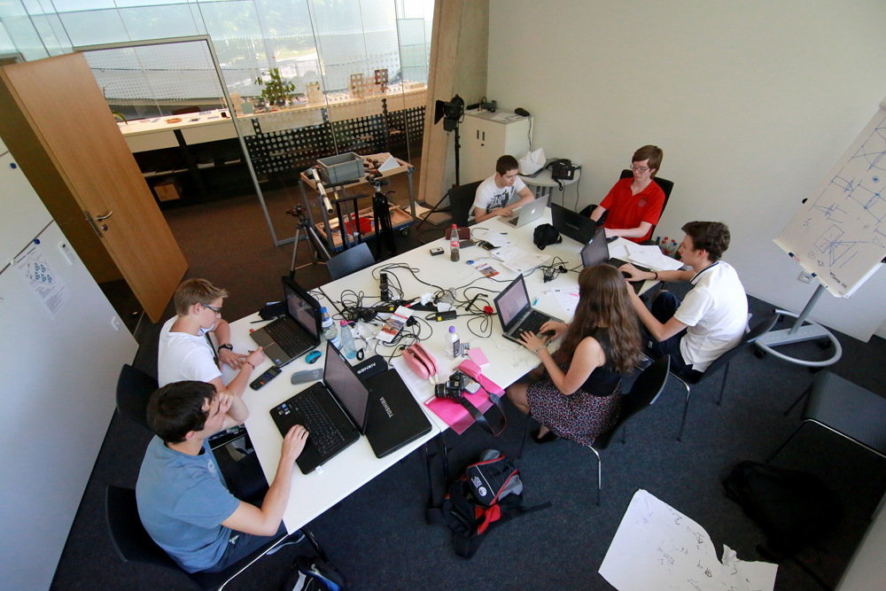 Teilnehmer unseres International Summer Internship-Programms 2013 beim Forschen.