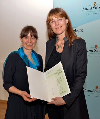 Lisa Kaltenegger (rechts) erhält den Christian-Doppler-Preis durch Landesrätin Martina Berthold. Lisa Kaltenegger (rechts) erhält den Christian-Doppler-Preis durch Landesrätin Martina Berthold.