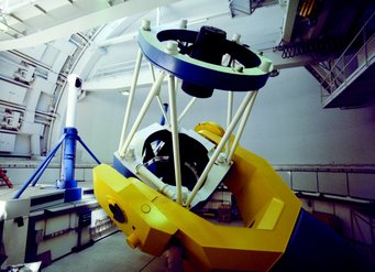 Das 2,2-Meter-Teleskop auf dem Calar Alto, mit dem die Gruppen um Simona Ciceri und Mauricio Ortiz die Existenz des Planeten Kepler-432b nachweisen konnten Das 2,2-Meter-Teleskop auf dem Calar Alto, mit dem die Gruppen um Simona Ciceri und Mauricio Ortiz die Existenz des Planeten Kepler-432b nachweisen konnten