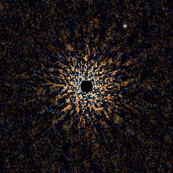 Abbildung 1: Nahinfrarot-Falschfarbenbild des "zweiten Jupiter" GJ 504b, der den sonnenartigen Stern GJ 504 umkreist, aufgenommen mit dem Subaru-Teleskop. Licht des Sterns, der sich in der Bildmitte befindet, wurde mechanisch und durch systematische Bildbearbeitung unterdrückt. Reste des Lichts sind als Bildstörungen (Ring um den zentralen schwarzen Bereich) zu sehen. Dies ist der bislang kälteste und möglicherweise auch der leichtest Exoplanet, von dem eine solche Aufnahme gelungen ist. Es handelt sich um das erste Bild eines Planeten, der einen sonnenartigen Stern (Spektraltyp G) umkreist. Abbildung 1: Nahinfrarot-Falschfarbenbild des "zweiten Jupiter" GJ 504b, der den sonnenartigen Stern GJ 504 umkreist, aufgenommen mit dem Subaru-Teleskop. Licht des Sterns, der sich in der Bildmitte befindet, wurde mechanisch und durch systematische Bildbearbeitung unterdrückt. Reste des Lichts sind als Bildstörungen (Ring um den zentralen schwarzen Bereich) zu sehen. Dies ist der bislang kälteste und möglicherweise auch der leichtest Exoplanet, von dem eine solche Aufnahme gelungen ist. Es handelt sich um das erste Bild eines Planeten, der einen sonnenartigen Stern (Spektraltyp G) umkreist.
