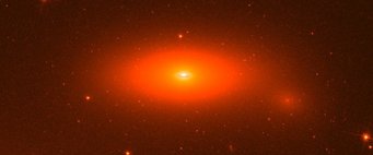 Abbildung 1: Aufnahme der Scheibengalaxie NGC 1277 mit dem Weltraumteleskop Hubble. Das Zentrum dieser kleinen, abgeflachten Galaxie enthält eines massereichsten Schwarzen Löcher, das jemals gefunden wurde. Mit 17 Milliarden Sonnenmassen ist das Schwarze Loch für beeindruckende 14% der Gesamtmasse der Galaxie verantwortlich. Abbildung 1: Aufnahme der Scheibengalaxie NGC 1277 mit dem Weltraumteleskop Hubble. Das Zentrum dieser kleinen, abgeflachten Galaxie enthält eines massereichsten Schwarzen Löcher, das jemals gefunden wurde. Mit 17 Milliarden Sonnenmassen ist das Schwarze Loch für beeindruckende 14% der Gesamtmasse der Galaxie verantwortlich.