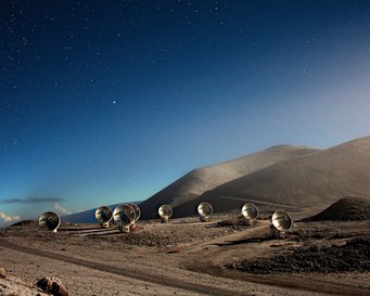 Abbildung 2: Die acht Antennen des Submillimeter Array (SMA) am Mauna Kea Observatory auf der Insel Mauna Kea, Hawaii. Mit diesen Antennen wurden die Polarisationsmessungen für die in dieser Pressemitteilung beschriebenen Arbeiten vorgenommen. Abbildung 2: Die acht Antennen des Submillimeter Array (SMA) am Mauna Kea Observatory auf der Insel Mauna Kea, Hawaii. Mit diesen Antennen wurden die Polarisationsmessungen für die in dieser Pressemitteilung beschriebenen Arbeiten vorgenommen.