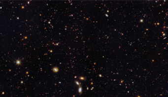 Abbildung 1: Eine der zwei Himmelsregionen, in denen das CANDELS-Team einen ungewöhnlichen neuen Typ Zwerggalaxie gefunden hat. Der gezeigte Ausschnitt ist Teil des so genannten GOODS-South-Felds im Sternbild Chemischer Ofen (lat. Fornax). Es handelt sich um ein Falschfarbenbild aus Daten der beiden astronomischen Kameras ACS und WFC3 des Weltraumteleskops Hubble. Abbildung 1: Eine der zwei Himmelsregionen, in denen das CANDELS-Team einen ungewöhnlichen neuen Typ Zwerggalaxie gefunden hat. Der gezeigte Ausschnitt ist Teil des so genannten GOODS-South-Felds im Sternbild Chemischer Ofen (lat. Fornax). Es handelt sich um ein Falschfarbenbild aus Daten der beiden astronomischen Kameras ACS und WFC3 des Weltraumteleskops Hubble.