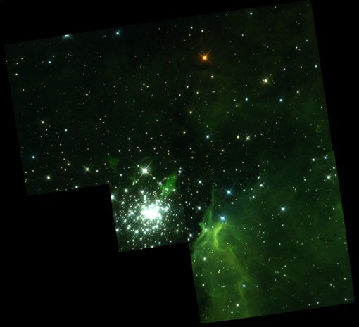 Abb. 1: Teilansicht des gigantischen Nebels NGC 3603 (einer »HII-Region«) mit seinem zentralen, nur eine Million Jahre alten kompakten Sternhaufen. Falschfarbenbild aus Beobachtungen der »Wide Field/Planetary Camera 2« des Weltraumteleskops Hubble. Die dominante grüne Farbe zeigt dabei Licht an, das ausgesendet wird, wenn ionisierter Wasserstoff sein fehlendes Elektron zurückbekommt (»Rekombinationslinie H-Alpha«). Das Blickfeld beträgt rund 160 Bogensekunden mal 160 Bogensekunden. Die gezackte Bildstruktur ergibt sich aus der Anordnung der Detektoren der Wide Field/Planetary Camera. Abb. 1: Teilansicht des gigantischen Nebels NGC 3603 (einer »HII-Region«) mit seinem zentralen, nur eine Million Jahre alten kompakten Sternhaufen. Falschfarbenbild aus Beobachtungen der »Wide Field/Planetary Camera 2« des Weltraumteleskops Hubble. Die dominante grüne Farbe zeigt dabei Licht an, das ausgesendet wird, wenn ionisierter Wasserstoff sein fehlendes Elektron zurückbekommt (»Rekombinationslinie H-Alpha«). Das Blickfeld beträgt rund 160 Bogensekunden mal 160 Bogensekunden. Die gezackte Bildstruktur ergibt sich aus der Anordnung der Detektoren der Wide Field/Planetary Camera.