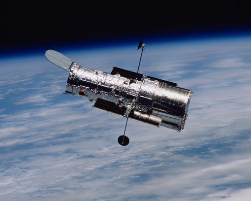 Abb. 3: Das Hubble-Weltraumteleskop in der Erdumlaufbahn. Das Bild wurde 2002 nach dem erfolgreichen Abschluss der Service-Mission 3B aufgenommen.