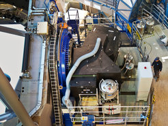 Das Instrument SPHERE kurz nach seiner Installation am Hauptteleskop 3 des Very Large Telescope der ESO. Das Instrument selbst verbirgt sich in dem schwarzen Kasten neben dem Teleskop.