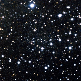 Abb. 2: Andromeda IX, die lichtschwächste jemals entdeckte Galaxie. Die meisten Sterne auf diesem Bild stehen im Vordergrund und gehören unserem eigenen Milchstraßensystem an. Andromeda IX ist als die minimale Konzentration schwacher Sterne in der Bildmitte kaum zu erkennen. Diese Galaxie ist einige 100000 Mal schwächer als die Andromeda-Galaxie oder unser Milchstraßensystem, ihr Durchmesser beträgt etwa 3000 Lichtjahre, ihre Entfernung zwei Millionen Lichtjahre. Abb. 2: Andromeda IX, die lichtschwächste jemals entdeckte Galaxie. Die meisten Sterne auf diesem Bild stehen im Vordergrund und gehören unserem eigenen Milchstraßensystem an. Andromeda IX ist als die minimale Konzentration schwacher Sterne in der Bildmitte kaum zu erkennen. Diese Galaxie ist einige 100000 Mal schwächer als die Andromeda-Galaxie oder unser Milchstraßensystem, ihr Durchmesser beträgt etwa 3000 Lichtjahre, ihre Entfernung zwei Millionen Lichtjahre.