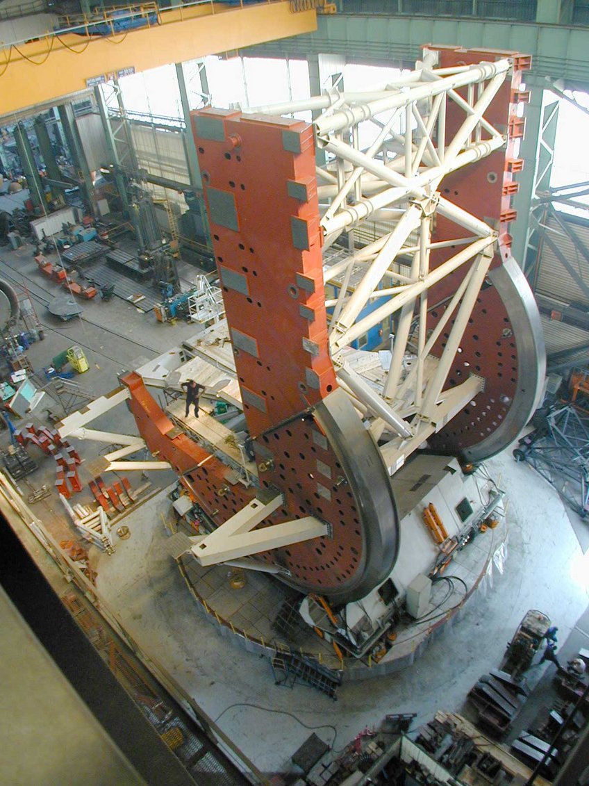 Abb. 2: Die 20 Meter hohe Montierung des Fernrohrs Abb. 2: Die 20 Meter hohe Montierung des Fernrohrs