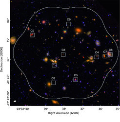 Abbildung 2: Hubble Ultra Deep Field mit Markierungen an den Orten der zehn mit Millimeterstrahlung nachgewiesenen Galaxien. (An einem der markierten Orte, C2, stehen zwei Galaxien hintereinander.)