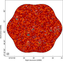 Abbildung 3: Signal-zu-Rauschen-Karte der ALMA-Abbildung des betrachteten Ausschnitts aus dem Hubble Ultra Deep Field bei 1,2 Millimetern. Schwarze und weiße Konturen zeigen positive und negative Helligkeitswerte. (Negative Werte sind ein Artefakt des Messprinzips von ALMA, das Strahlungsflüsse auf großen Skalen nicht nachweisen kann.) Konturen entsprechen einer Helligkeit von 12,7 μJy pro Antennenstrahl malgenommen mit ±2, 3, 4, 5, 8, 12, 20 bzw. 40. Die Kästchen zeigen die Positionen der nachgewiesenen Quellen. C2 enthält zwei der Galaxien, die im Text erwähnt werden.