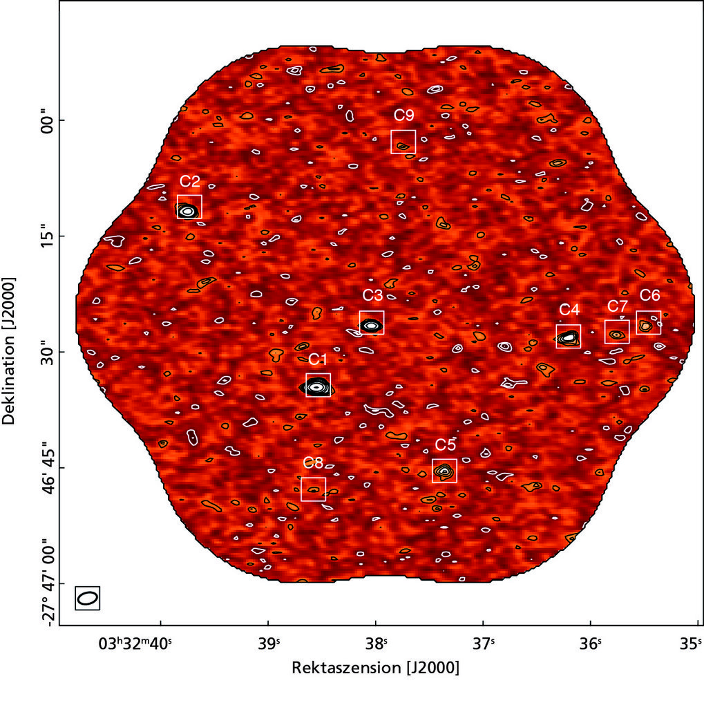Abbildung 3: Signal-zu-Rauschen-Karte der ALMA-Abbildung des betrachteten Ausschnitts aus dem Hubble Ultra Deep Field bei 1,2 Millimetern. Schwarze und weiße Konturen zeigen positive und negative Helligkeitswerte. (Negative Werte sind ein Artefakt des Messprinzips von ALMA, das Strahlungsflüsse auf großen Skalen nicht nachweisen kann.) Konturen entsprechen einer Helligkeit von 12,7 μJy pro Antennenstrahl malgenommen mit ±2, 3, 4, 5, 8, 12, 20 bzw. 40. Die Kästchen zeigen die Positionen der nachgewiesenen Quellen. C2 enthält zwei der Galaxien, die im Text erwähnt werden. Abbildung 3: Signal-zu-Rauschen-Karte der ALMA-Abbildung des betrachteten Ausschnitts aus dem Hubble Ultra Deep Field bei 1,2 Millimetern. Schwarze und weiße Konturen zeigen positive und negative Helligkeitswerte. (Negative Werte sind ein Artefakt des Messprinzips von ALMA, das Strahlungsflüsse auf großen Skalen nicht nachweisen kann.) Konturen entsprechen einer Helligkeit von 12,7 μJy pro Antennenstrahl malgenommen mit ±2, 3, 4, 5, 8, 12, 20 bzw. 40. Die Kästchen zeigen die Positionen der nachgewiesenen Quellen. C2 enthält zwei der Galaxien, die im Text erwähnt werden.
