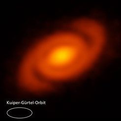 Wärmestrahlung des Staubs in der protoplanetaren Scheibe rund um den jungen Stern Elias 2-27. Die Spiralstruktur ist deutlich zu erkennen.