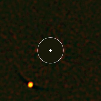 Abbildung des Planeten HIP 65426b (links unten), aufgenommen mit dem SPHERE-Instrument. SPHERE blendet dabei das Licht des Zentralsterns in der Bildmitte aus (blockierter Bereich = eingezeichneter Kreis), so dass das deutlich schwächere Licht des Planeten sichtbar wird. Das vom Planeten empfangene Licht lässt Rückschlüsse auf dessen Eigenschaften zu – in diesem Falle beispielsweise auf das Vorhandensein von Wasserdampf und rötlichen Wolken. Abbildung des Planeten HIP 65426b (links unten), aufgenommen mit dem SPHERE-Instrument. SPHERE blendet dabei das Licht des Zentralsterns in der Bildmitte aus (blockierter Bereich = eingezeichneter Kreis), so dass das deutlich schwächere Licht des Planeten sichtbar wird. Das vom Planeten empfangene Licht lässt Rückschlüsse auf dessen Eigenschaften zu – in diesem Falle beispielsweise auf das Vorhandensein von Wasserdampf und rötlichen Wolken.