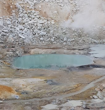 Ein kleiner warmer Teich auf der heutigen Erde, auf dem Bumpass Hell Trail im Lassen Volcanic National Park in Kalifornien. Die kleinen warmen Teiche, in denen das erste Leben entstanden sein könnte, sahen vermutlich nicht unähnlich aus. Ein kleiner warmer Teich auf der heutigen Erde, auf dem Bumpass Hell Trail im Lassen Volcanic National Park in Kalifornien. Die kleinen warmen Teiche, in denen das erste Leben entstanden sein könnte, sahen vermutlich nicht unähnlich aus.