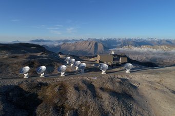 Antennen des NOEMA-Antennenfeldes in den französischen Alpen. NOEMA wurde verwendet, um die Wirtsgalaxie des neu entdeckten fernsten bekannten Quasars zu untersuchen. Antennen des NOEMA-Antennenfeldes in den französischen Alpen. NOEMA wurde verwendet, um die Wirtsgalaxie des neu entdeckten fernsten bekannten Quasars zu untersuchen.