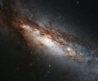 Die Galaxie NGC 660 – in dieser und anderen Galaxien hängt die Entstehung neuer Sterne mit der Evolution des zentralen Schwarzen Lochs der Galaxie zusammen. Die Galaxie NGC 660 – in dieser und anderen Galaxien hängt die Entstehung neuer Sterne mit der Evolution des zentralen Schwarzen Lochs der Galaxie zusammen.