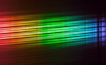 Kolorierte Version der ersten interferometrischen MATISSE-Beobachtungen des Sterns Sirius auf Basis der kombinierten Daten von vier Hilfsteleskopen des VLT. Die Farben repräsentieren die sich ändernden Wellenlängen der Daten, wobei Blau die kürzeren Wellenlängen und Rot die längeren Wellenlängen anzeigt. Die Beobachtungen wurden im Infrarot gemacht. Deshalb sind dies nicht die Farben, die man mit dem menschlichen Auge sehen würde. Kolorierte Version der ersten interferometrischen MATISSE-Beobachtungen des Sterns Sirius auf Basis der kombinierten Daten von vier Hilfsteleskopen des VLT. Die Farben repräsentieren die sich ändernden Wellenlängen der Daten, wobei Blau die kürzeren Wellenlängen und Rot die längeren Wellenlängen anzeigt. Die Beobachtungen wurden im Infrarot gemacht. Deshalb sind dies nicht die Farben, die man mit dem menschlichen Auge sehen würde.