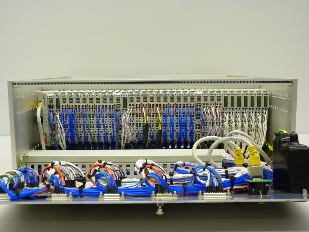19”-Einheit mit PLC-Modulen (speicherprogrammierbare Steuerung) und interne Verkabelung.