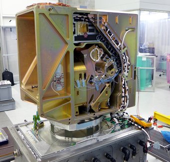 "Cold Optical Bench" und kryogene Verkabelung des MATISSE-Kryostaten. "Cold Optical Bench" und kryogene Verkabelung des MATISSE-Kryostaten.