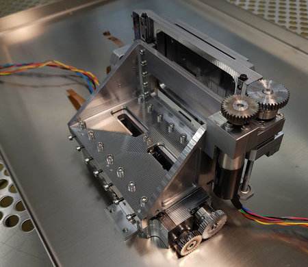 Prototyp eines 2-Achsen Verstellmechanismus für das WFIRST Weltraum-Teleskop. Im Instrument sind sechs dieser Einheiten vorgesehen, die optische Elemente mit Sub-Mikrometer-Genauigkeit im optischen Strahlengang positionieren.