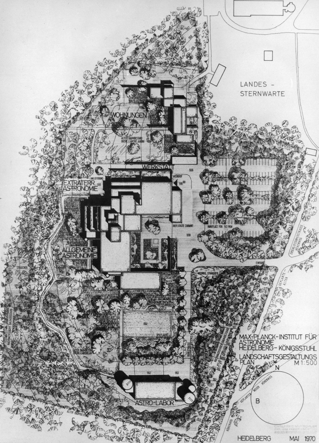 Der Bebauungs- und Landschaftsgestaltungs-Plan wurde am 1. Dezember 1970 dem Bauausschuss des Heidelberger Gemeinderats vorgetragen und dort unter der Voraussetzung genehmigt, dass „… die endgültigen Eingabepläne keine wesentlichen Änderungen gegenüber heutiger Planung aufweisen“. Wichtig war der Sichtschutz durch Bäume gegen die angrenzenden Waldwege. Oben rechts grenzt das MPIA-Gelände an das der Landessternwarte. Das schräg stehende Gebäude am Übergang ist die bereits 1968 aufgestellte MPIA-Baracke. © MPG Archiv