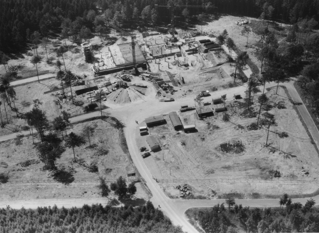 Baubeginn für das MPIA im Jahr 1971. Zuerst wurde der Baukörper für die Allgemeine Astronomie (Kran) errichtet, dann im rechten Winkel dazu und rechts anschließend die Extraterrestrische Astronomie mit Experimentierhallen und Werkstätten. © MPIA / Lossen