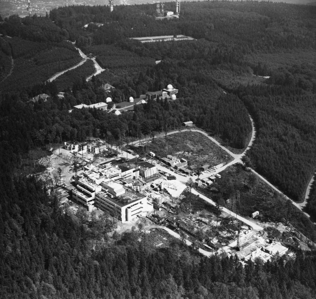 Die Bilder dokumentieren den Baufortschritt vom Beginn im Herbst 1971 bis zur Fertigstellung im Jahre 1975. Auf allen Luftbildern ist die benachbarte Landessternwarte zu erkennen, aus der das MPIA herauswuchs. © MPIA