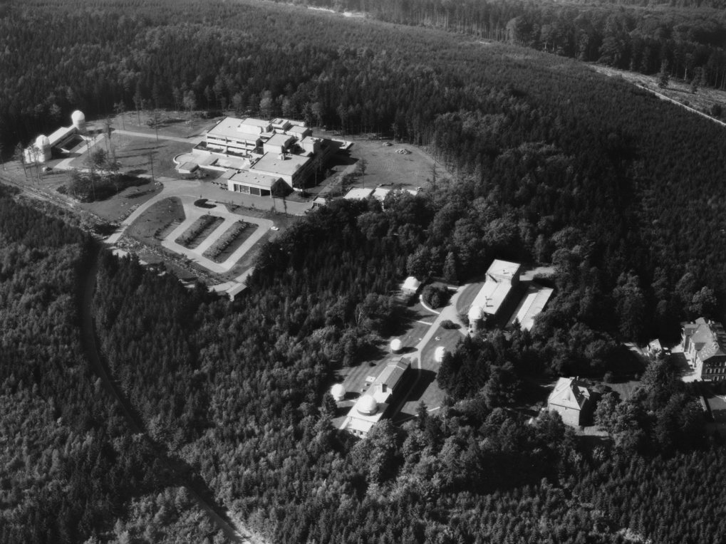 Die Bilder dokumentieren den Baufortschritt vom Beginn im Herbst 1971 bis zur Fertigstellung im Jahre 1975. Auf allen Luftbildern ist die benachbarte Landessternwarte zu erkennen, aus der das MPIA herauswuchs. © MPIA
