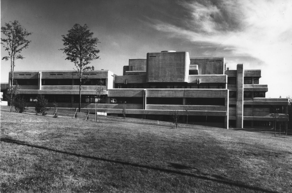 Das 1975 fertiggestellte Hauptgebäude des MPIA. Es ist im Sichtbetonstil (Brutalismus) gebaut und soll sich als „Felsgruppe“ seiner natürlichen Umgebung auf dem Königstuhl anpassen. Blick von Westen. © MPIA / Wieland-Autenrieth