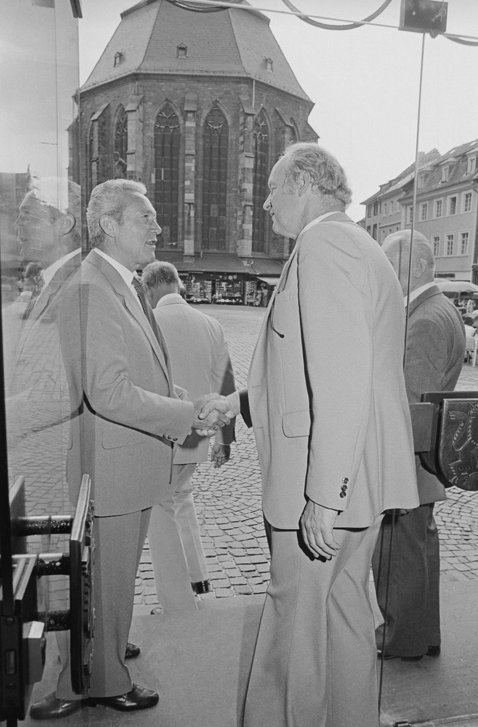 Vor dem Heidelberger Rathaus: Hans Elsässer wird vom Oberbürgermeister Reinhold Zundel nach einem Besuch 1983 verabschiedet. Zundel war ein tatkräftiger Modernisierer Heidelbergs, er hat die Ansiedlung des MPIA auf dem Königstuhl wesentlich gefördert. © MPIA / Neumann