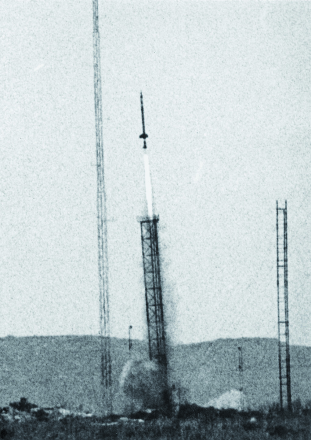 Start einer Skylark-Rakete am 2. Juli 1971 von Sardinien aus. In der Nutzlastspitze befindet sich das erste Raketen-Experiment R214 des MPIA zur Messung des Zodiakallichtes nahe bei der Sonne. © Hartmut Link