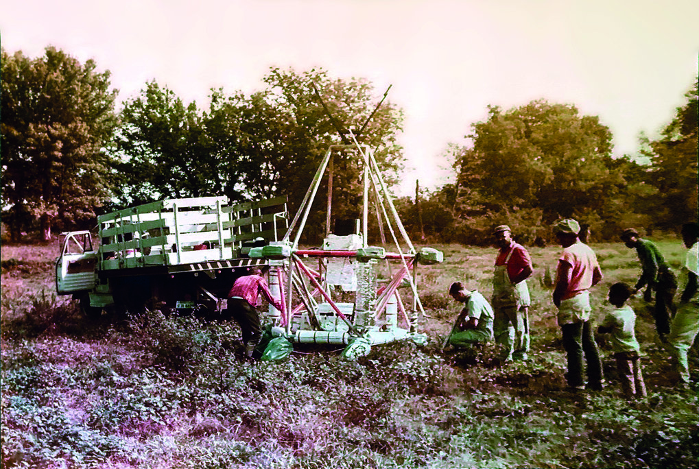 Nach einem nächtlichen Beobachtungsflug im Jahr 1971 über Texas ist das Ballonteleskop THISBE in Louisiana gelandet. Bauern betrachten verwundert den auf ihren Feldern unangekündigt niedergegangenen Flugkörper. © Hubert Schütz