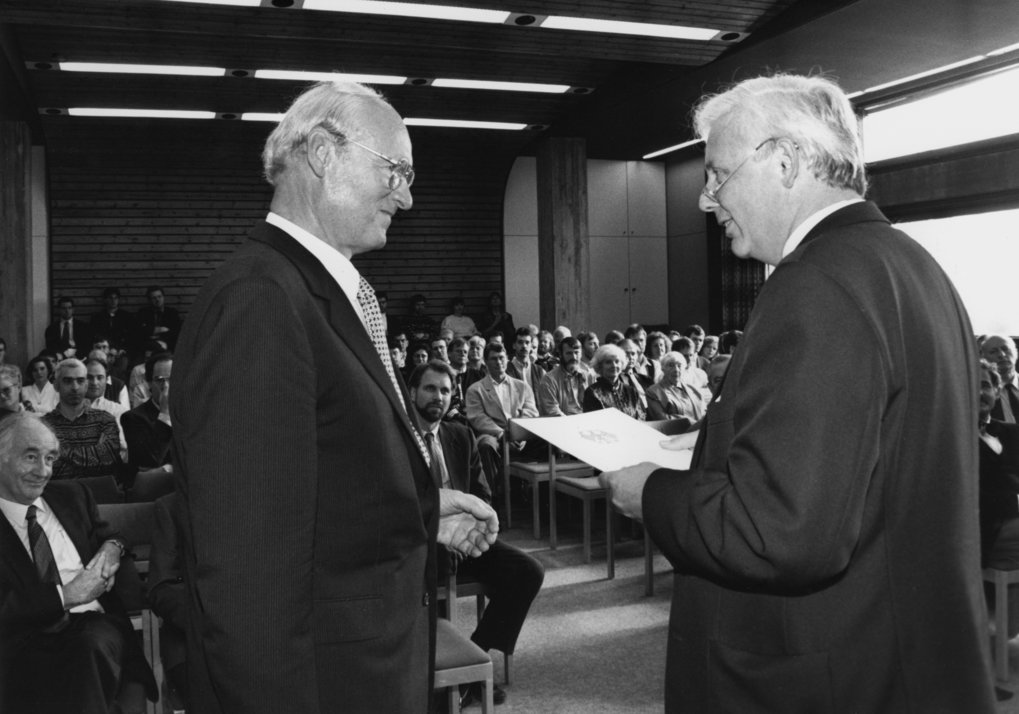Hans Elsässer erhält das Bundesverdienstkreuz erster Klasse, überreicht vom baden-württembergischen Wissenschaftsminister Klaus von Trotha. Bei der Feierstunde am 17. Oktober 1995 wurden Elsässers Verdienste für den Aufbau des MPIA und der Calar-Alto-Sternwarte gewürdigt, aber auch seine astronomische Öffentlichkeitsarbeit und seine Mitarbeit bei der Neuordnung der mitteldeutschen Forschungseinrichtungen nach der Wiedervereinigung. In der ersten Reihe (am Mittelgang) sitzt Steven Beckwith, Elsässers Nachfolger als Direktor des MPIA, links Heinz A. Staab. © MPIA
