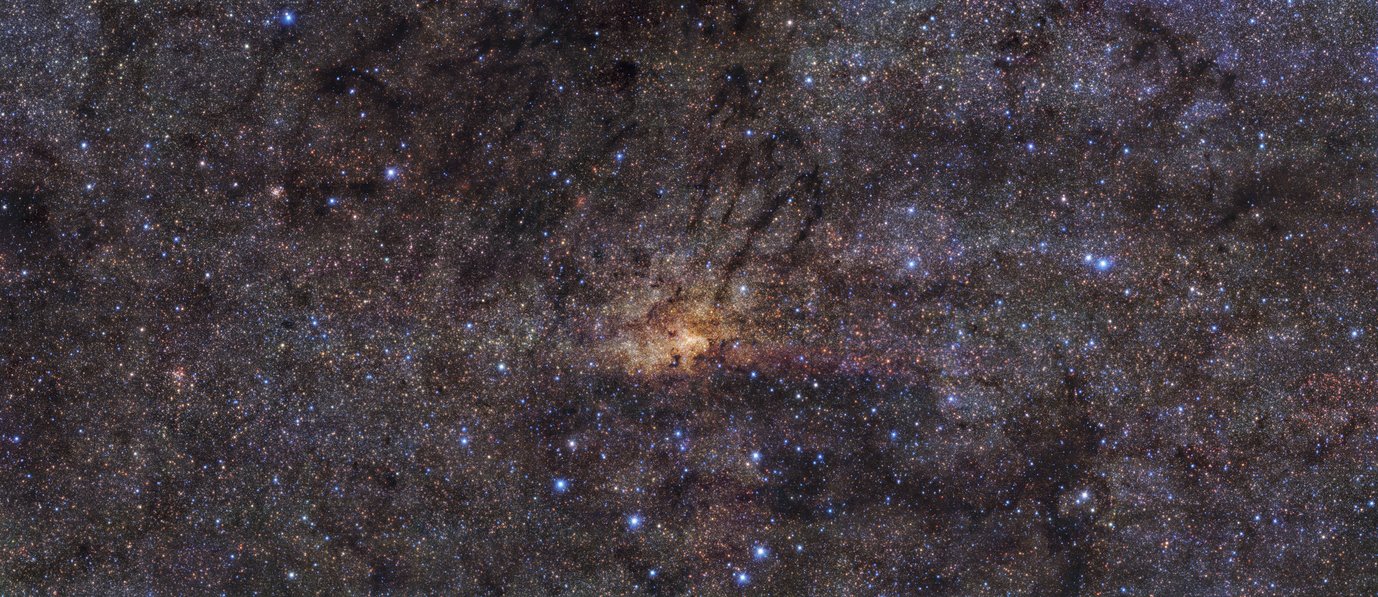 Aufnahme der Zentralregion der Milchstraße mit einer Auflösung von 0,2 Bogensekunden, aus Daten des HAWK-I-Instruments am Very Large Telescope der ESO für die Durchmusterung der zentralen Scheibe von Francisco Nogueras-Lara et al.