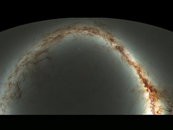 Diese verkleinerte Ansicht des gesamten Himmels, der vom Standort des Pan-STARRS Observatoriums auf Hawai'i sichtbar ist, ist das Ergebnis einer halben Million Aufnahmen mit jeweils etwa 45 Sekunden Belichtungszeit über einen Zeitraum von 4 Jahren. Die Form ergibt sich aus der Darstellung der Himmelskugel als zweidimensionale Karte, ähnlich einer Weltkarte, wobei das südliche Viertel weggelassen wurde. Die Scheibe der Milchstraße ist als gelblicher Bogen zu sehen, der Staub erscheint als rötlichbraune Filamente. Der Hintergrund besteht aus Milliarden von schwachen Sternen und Galaxien. Würde das Bild in voller Auflösung gedruckt, wäre es über 2 Kilometer lang; gleichzeitig müssten Sie sehr genau hinsehen um alle Details zu erkennen. Diese verkleinerte Ansicht des gesamten Himmels, der vom Standort des Pan-STARRS Observatoriums auf Hawai'i sichtbar ist, ist das Ergebnis einer halben Million Aufnahmen mit jeweils etwa 45 Sekunden Belichtungszeit über einen Zeitraum von 4 Jahren. Die Form ergibt sich aus der Darstellung der Himmelskugel als zweidimensionale Karte, ähnlich einer Weltkarte, wobei das südliche Viertel weggelassen wurde. Die Scheibe der Milchstraße ist als gelblicher Bogen zu sehen, der Staub erscheint als rötlichbraune Filamente. Der Hintergrund besteht aus Milliarden von schwachen Sternen und Galaxien. Würde das Bild in voller Auflösung gedruckt, wäre es über 2 Kilometer lang; gleichzeitig müssten Sie sehr genau hinsehen um alle Details zu erkennen.