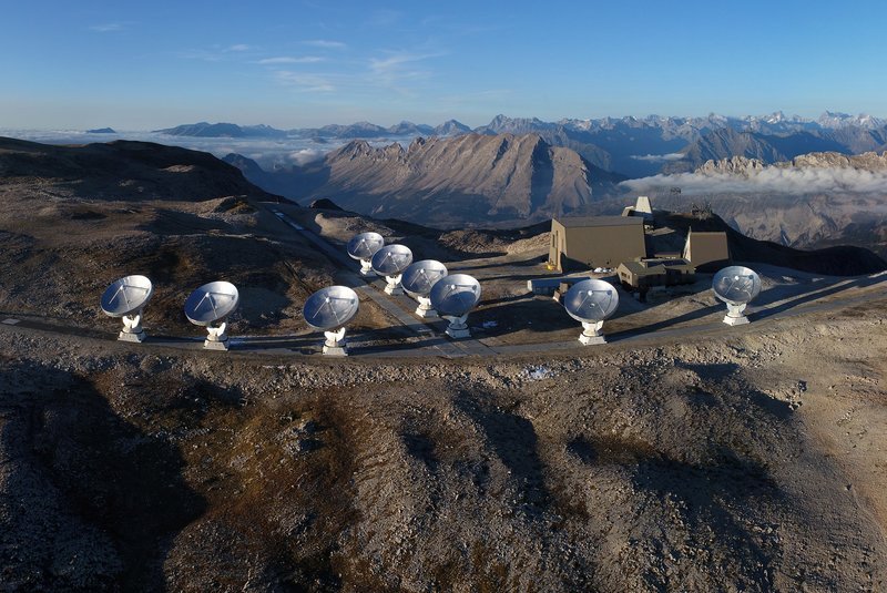 Das NOEMA-Observatorium in den französischen Hochalpen: Ausgestattet mit hochmoderner Spitzentechnologie tasten die NOEMA-Antennen das Universum unter anderem auch nach prebiotischen Molekülen ab. Zu sehen sind auf dem Bild neun NOEMA-Antennen. Anlässlich der Feierlichkeiten zum Abschluss der ersten NOEMA-Phase wird sich auch die zehnte Antenne in den Teleskopverbund einreihen.