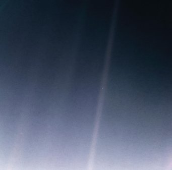 Das "Pale Blue Dot"-Bild zeigt die Erde, fotografiert im Jahre 1990 von der Voyager-Raumsonde. Es verdeutlicht die einzigartige astronomische Perspektive auf die Erde als einen vergleichsweise kleinen bewohnbaren Planeten in der lebensfeindlichen Umgebung des Weltraums. Die Erde ist als winziger Punkt innerhalb eines der Streifen sichtbar. Die Streifen werden durch Streulicht der Sonne verursacht. Das "Pale Blue Dot"-Bild zeigt die Erde, fotografiert im Jahre 1990 von der Voyager-Raumsonde. Es verdeutlicht die einzigartige astronomische Perspektive auf die Erde als einen vergleichsweise kleinen bewohnbaren Planeten in der lebensfeindlichen Umgebung des Weltraums. Die Erde ist als winziger Punkt innerhalb eines der Streifen sichtbar. Die Streifen werden durch Streulicht der Sonne verursacht.
