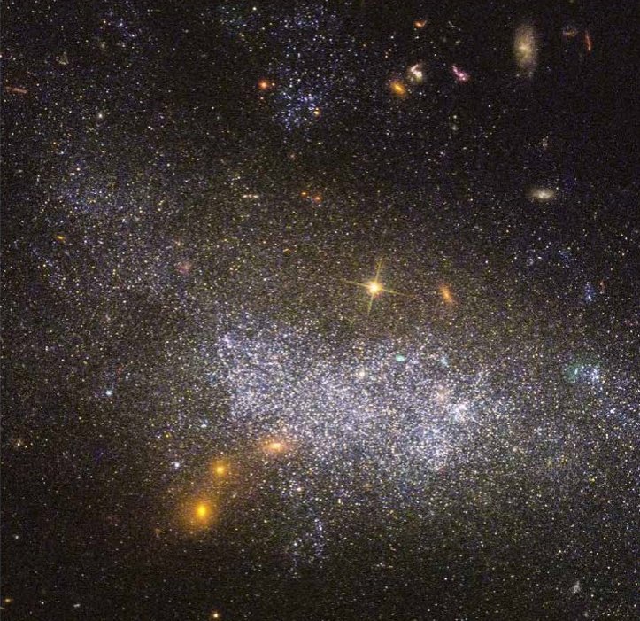 Milchstraße en miniature: Das rund 40 Millionen Lichtjahre entfernte Objekt UGC 5340 gehört zur Klasse der Zwerggalaxien. Diese zeigen eine Vielfalt an Formen – elliptisch, sphärisch, spiralig oder irregulär – und entstanden in kleinen Halos aus dunkler Materie. Zwerggalaxien enthalten die ältesten bekannten Sterne.