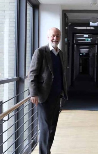 Der Evolution auf der Spur: Ralf Bender beschäftigt sich mit der Entstehung und Entwicklung von Galaxien. Der Direktor am Max-Planck-Institut für extraterrestrische Physik beobachtet uralte, leuchtkräftige Sternsysteme, die als Vorläufer der heutigen Riesenellipsen gelten.