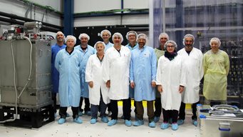 Gruppenfoto des MATISSE-Teams neben einem Cryostaten des MATISSE-Instruments. Gruppenfoto des MATISSE-Teams neben einem Cryostaten des MATISSE-Instruments.