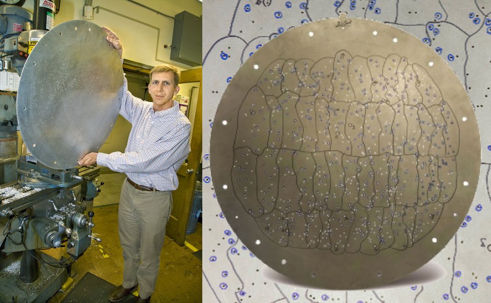 Links: David Schlegel, ein Hauptentwickler des SDSS- Spektroskopieprogramms und der leitende Forscher der SDSS-III BOSS Durchmusterung, hält eine neu gebohrte Platte hoch. Rechts: Eine Platte von der SDSS-III BOSS Durchmusterung, vor einem herangezoomten Hintergrund von sich selbst, der die Löcher und die Anmerkungen zeigt, die verwendet wurden, um beim Einstecken der optischen Fasern zu helfen.