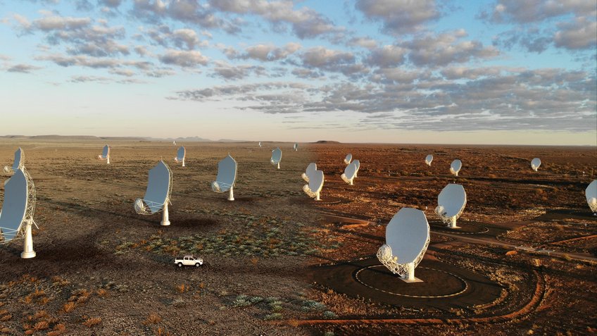 Ein zusammengesetztes Bild des zukünftigen SKA -Mid-Teleskops, das die bereits vor Ort befindlichenAntennen des Vorläuferteleskops MeerKAT mit einer künstlerischen Darstellung der zukünftigen SKA-Mid-Teleskope verbindet. Ein weite Landschaft in der Wüste, mit Himmel und einigen Wolken. In der Ebene steht ein Feld mit Radioteleskopen.