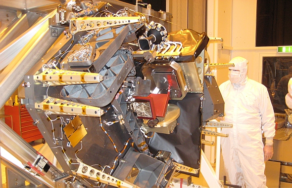 <b>Fig.2:</b> The NIRSpec engineering test unit (ETU) during the gravity-release test at the Astrium facilities in Ottobrunn (image credit EADS Astrium).