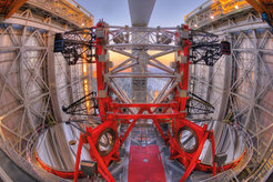 Blick auf das Large Binocular Telescope mit seinen zwei 8,4 m-Spiegeln.