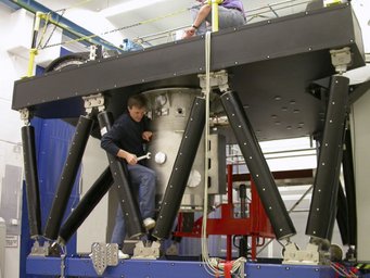 Einbautest des Kryostaten an der optischen Bank des Instruments LINC-NIRVANA, das am MPIA auf seinen Einsatz am Large Binocular Telescope vorbereitet wurde. Einbautest des Kryostaten an der optischen Bank des Instruments LINC-NIRVANA, das am MPIA auf seinen Einsatz am Large Binocular Telescope vorbereitet wurde.