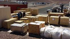 Abbildung 1: Per Schiff und Flugzeug wurden die umfangreichen Teile des Instruments nach Chile transportiert und erreichten am 4. März nun das Observatorium auf dem Paranal in der Atacama-Wüste.